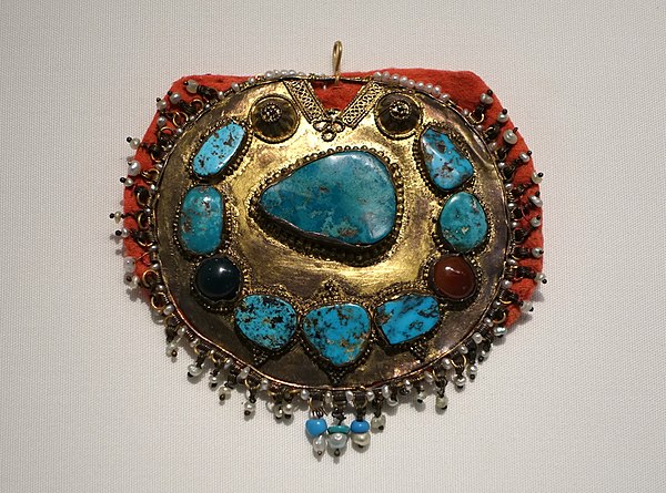 South Arabian forehead ornament, probably late 1800s, made of gold, pearls, turquoise, gemstones, exhibited in the Dallas Museum of Art (Dallas, Texas