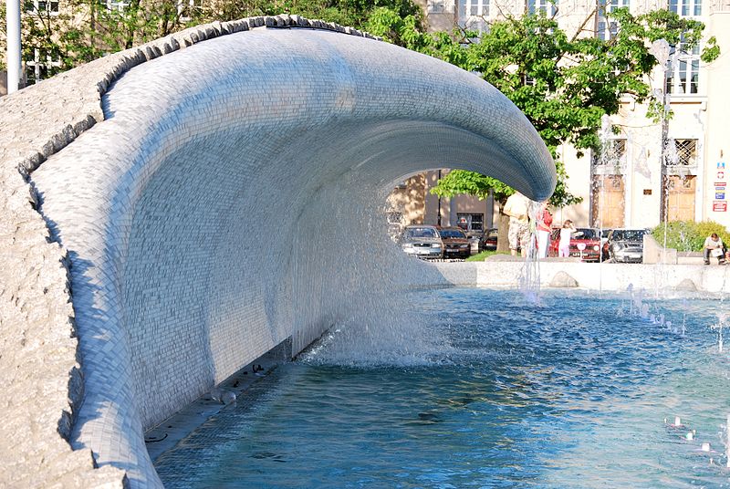 File:Fountain Dąbrowskiego Square 02.jpg