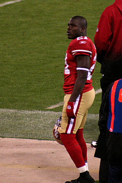 Gore on the sidelines with the San Francisco 49ers, 2009 Frank Gore sideline.jpg