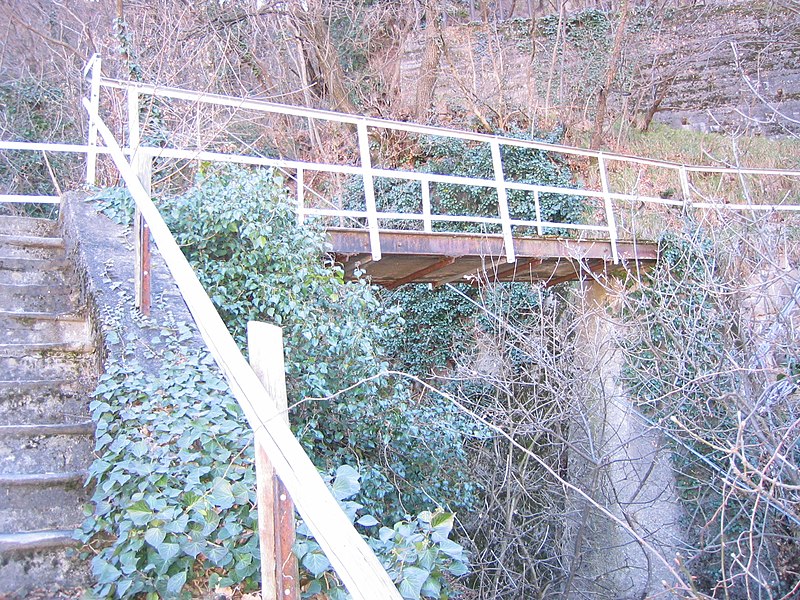 File:Fussgaengerbruecke Virglbahn.jpg