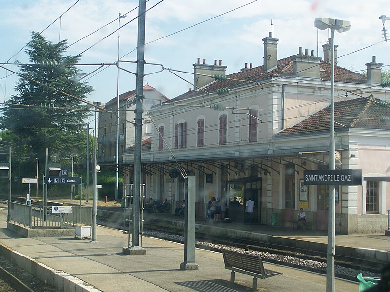 File:Gare de St-André-le-Gaz (38).JPG