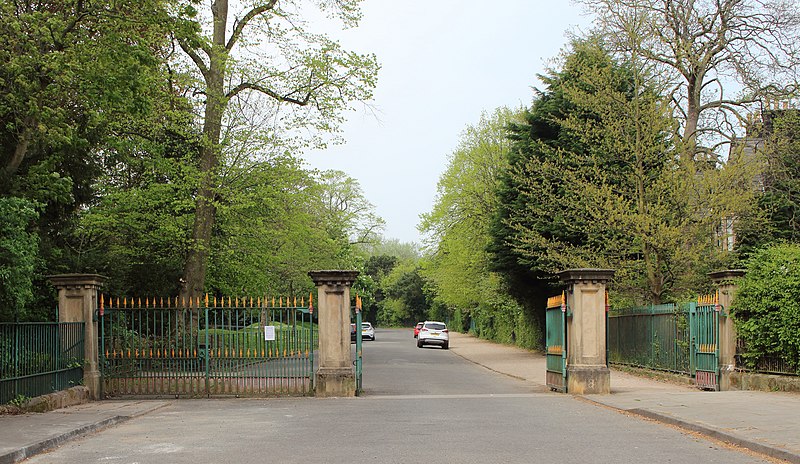 File:Gate piers to Park Drive opposite Central Lodge.jpg