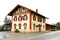 Bahnhof (Platzseite) in der Wiesseer Straße 11 in Gmund am Tegernsee, Landkreis Miesbach, Regierungsbezirk Oberbayern, Bayern. Als Baudenkmal in der Bayerischen Denkmalliste aufgeführt. Laut Gebäudetafel im Jahr 1883 erbaut.