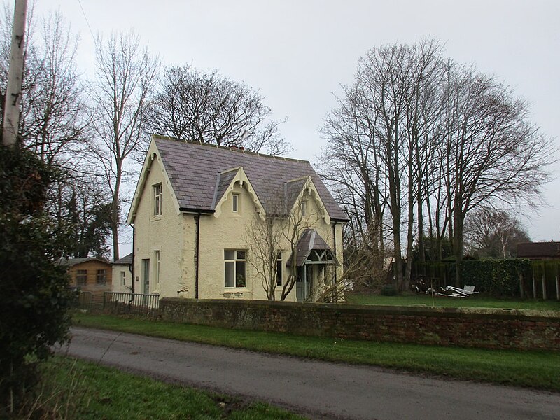 File:Gothic cottage in Osgodby - geograph.org.uk - 5652301.jpg