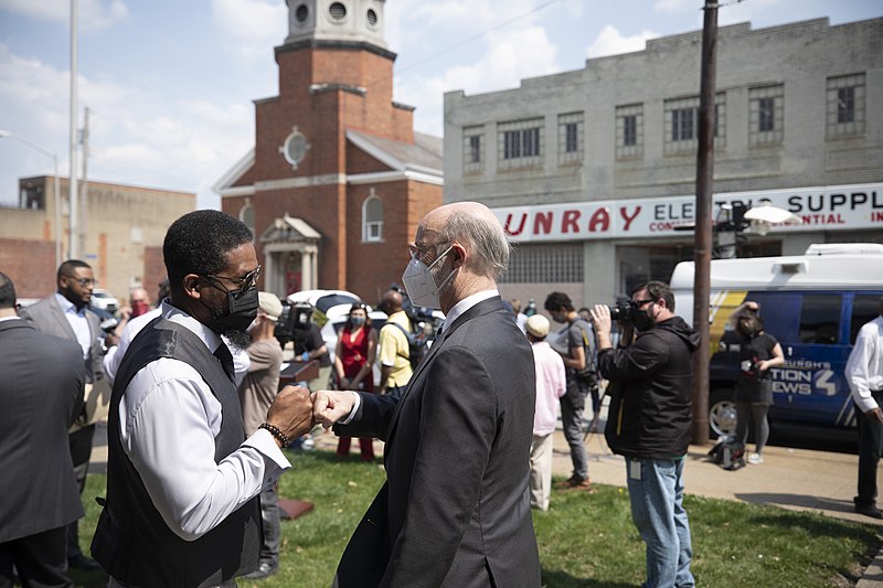 File:Gov. Wolf Discusses Vaccine Equity and Progress on Visit to McKeesport Vaccination Clinic - 51101465424.jpg