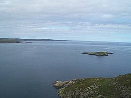 Pulau hijau dan Enard Bay dari Creag na Speirag.jpg