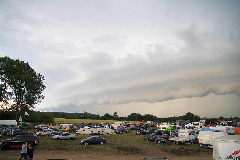 File:Grimmen wolken über parkplatz.jpg