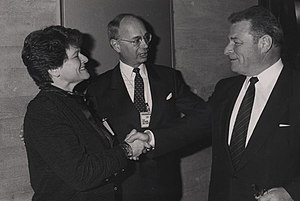 Le conseiller fédéral Jean-Pascal Delamuraz (à droite) au [orum économique mondial de Davos en 1989.