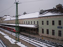Győr vasútállomás homlokzata a Baross hídról nézve