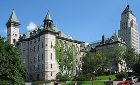 L'Hôtel de ville de Québec et l'édifice Price