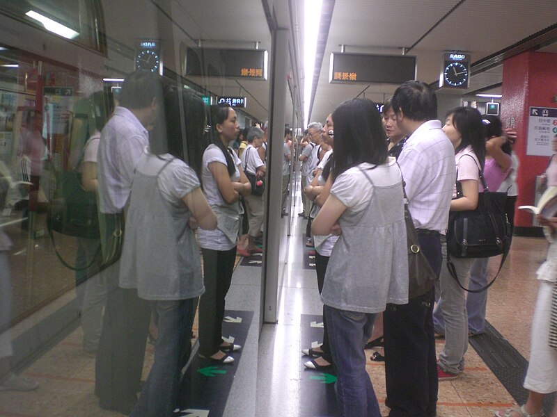 File:HK MTR Platform screen door mirror effect.JPG