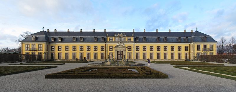 File:Hannover-Herrenhausen-Großer-Garten-Galeriegebäude-Panorama.jpg