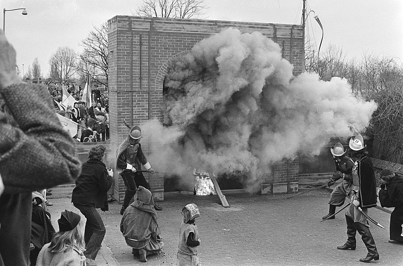 File:Het rammen van de poort, Bestanddeelnr 930-1936.jpg