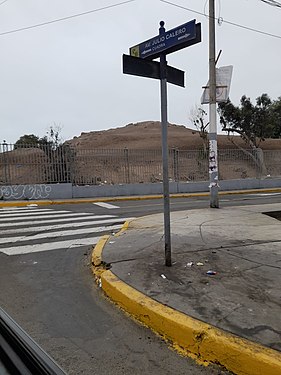 La huaca está ubicada en la Urb.Los Laureles entre las calles Panamá y Managua.[8]​