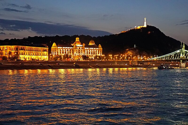 File:Hungary-02051 - Bath-Staue -Bridge (31702827113).jpg