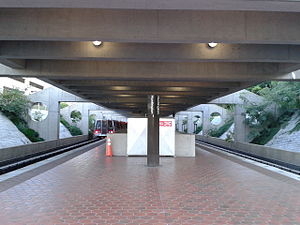 Huntington Station platform full looking towards Kings Hwy. entrance.jpg