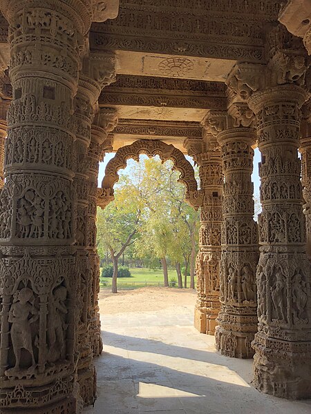 File:India - Excellent decorated columns of Modhera Sun Temple (40838146352).jpg