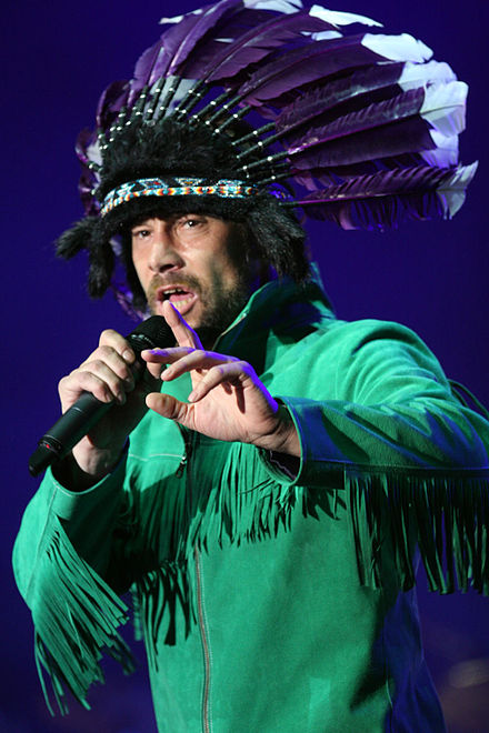 Джи википедия. Джей Кей Jamiroquai. Jamiroquai 2022. Джамироквай в шапке. Джей Кей 2022.