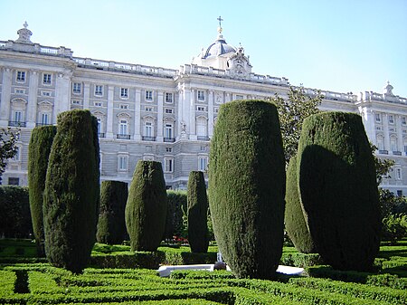 Tập tin:Jardines de Sabatini (Madrid) 04.jpg