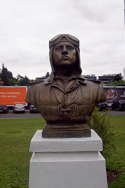 File:José Abelardo Quiñones busto.jpg