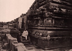 KITLV 155160 - Kassian Céphas - The southern stairs on the west side of the Shiva temple of Prambanan near Yogyakarta - 1889-1890.tif