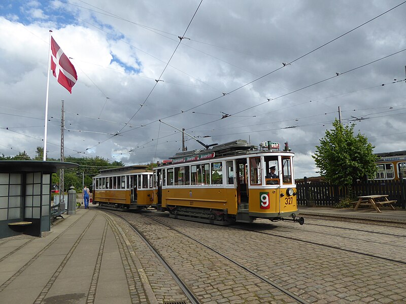 File:KS 327+1321 at Sporvejsmuseet 01.jpg