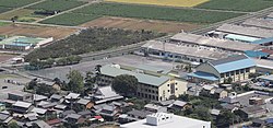 養老山地の石津御嶽から望む海津市立石津小学校の全景（2018年9月3日撮影）