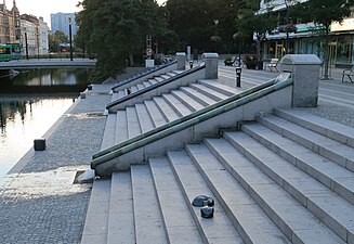Kattarakt (2002), brons och betong, Södertull i Malmö
