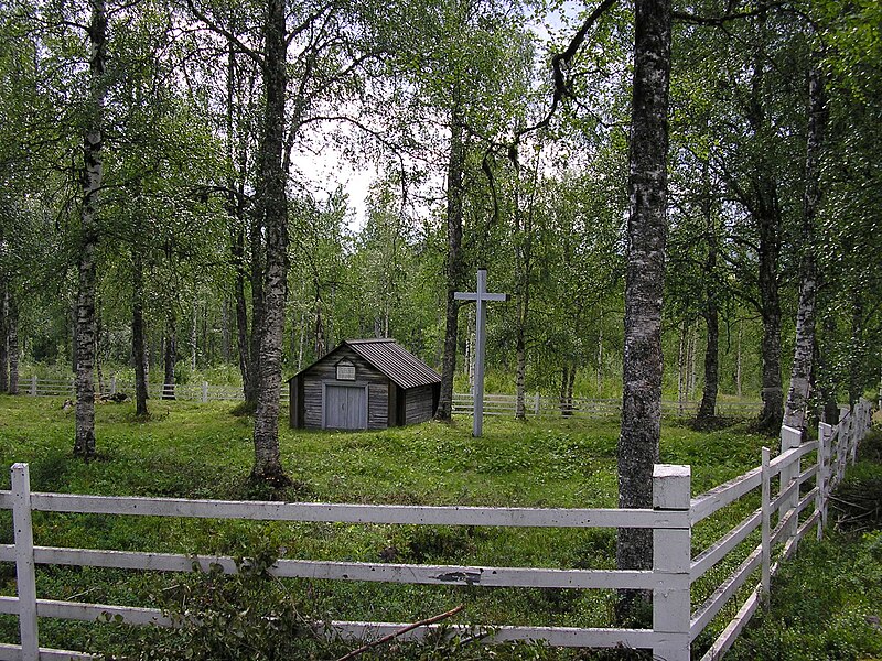 File:Kengis kyrkogård, Meänmaa.JPG