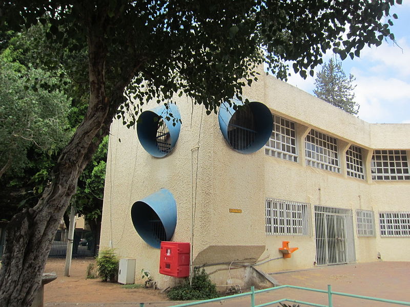 File:Kfar Saba - Usichkin Elementary school - WLM 2013 - ovedc - 14.JPG