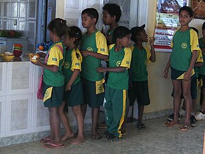 Niños brasileños con el uniforme escolar deportivo.