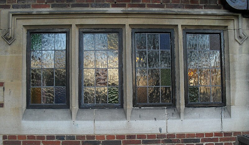 File:King and Queen, 14–16 Marlborough Place, Brighton (Decorative Windows).jpg