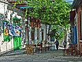 Un stradeta con pergola de uvos, en la vila de Koilani, Cipros
