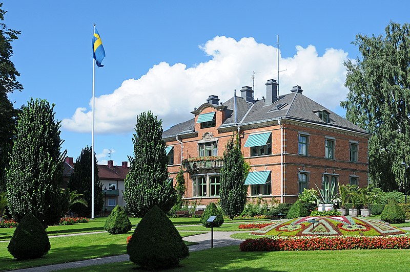 File:Kommunhuset Katrineholm aug 2011.jpg