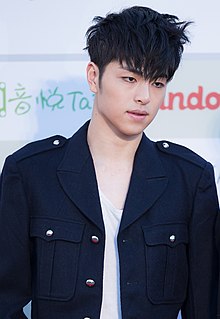 Koo Jun-sarkila - 2016 Gaon Chart K-pop Awards-ruĝa carpet.jpg