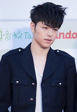 Koo Jun-hoe - 2016 Gaon Chart K-pop Awards red carpet.jpg