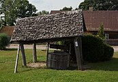 Polski: Studnia w centrum Krasnopola, woj. podlaskie