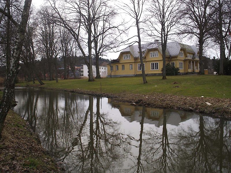 File:Kungsbackaån, vid det forna Tingshuset i Kungsbacka, den 16 april 2006.JPG