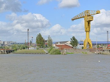 Grue jaune et cale de lancement des Chantiers Dubigeon sur l'île de Nantes. Construite en 1954, la grue est exploitée jusqu'en 1987 puis classée monument historique en 2018[6]