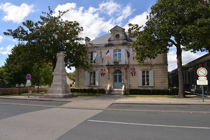 File:La mairie de Chaniers.jpg