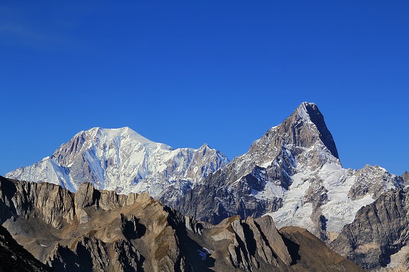 File:La punta Walker e il Monte Bianco.jpg