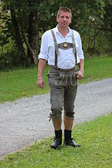 Homme en lederhose, équivalent masculin du dirndl.