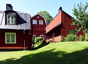 Flygeln, huvudbyggnaden och "Carolas hus".