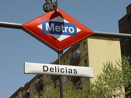 Logo de la Metroo de Madrido en la elirejo de la metrostacio Delicias