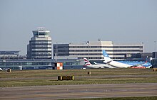 Vorfeld und Tower des Manchester Airport