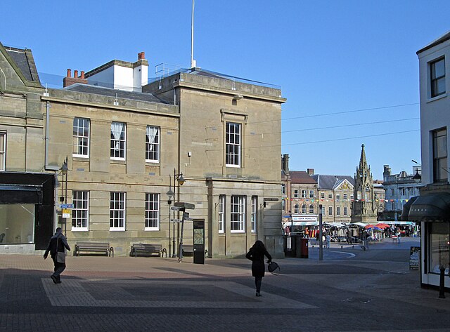 Image: Mansfield   Town Hall and Bentinck Memorial   from Market Street   geograph.org.uk   5396759