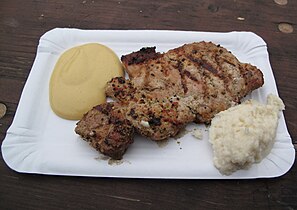 لحم مع الخردل (على اليسار) ومعجون الكرين الأبيض (على اليمين).
