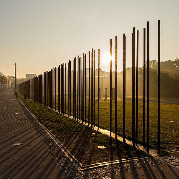 File:Mauergedenkstätte Bernauer Straße, Berlin, 170514, ako.jpg