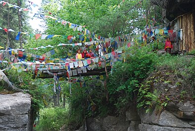  visione dall'alto del ponte in legno sul tag Chhu, a destra si possono notare dei bambini felici