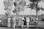 Genodigden en familie wachten op de komst van de lijkwagen, Bestanddeelnr 222-4-4.jpg ---- Menteng Poeloe 1947, Reburial H.L. la Lau 10, Bestanddeelnr 222-4-4.jpg